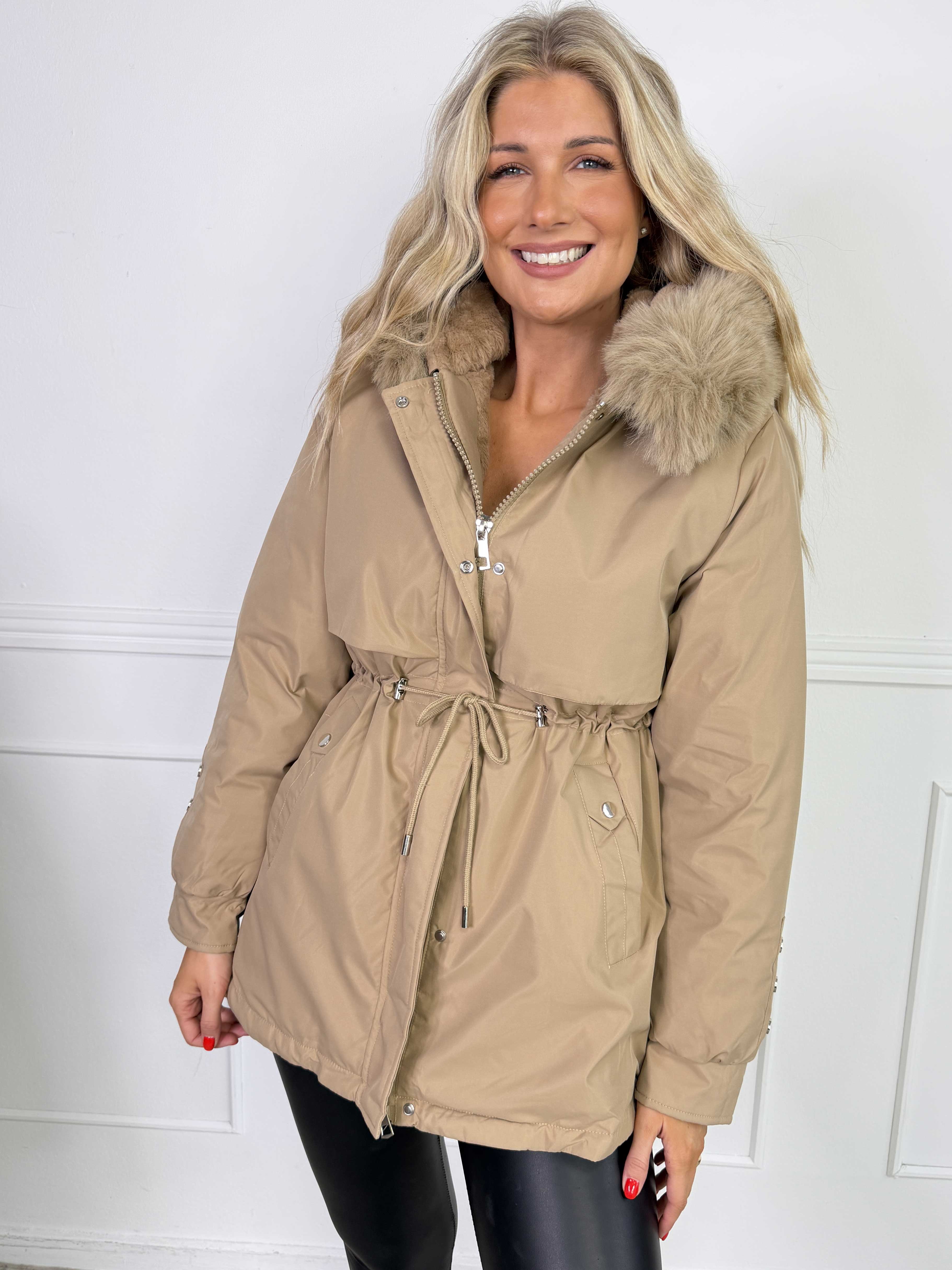 Miamaia - Varm og stilfuld dynejakke med blød faux fur-krave